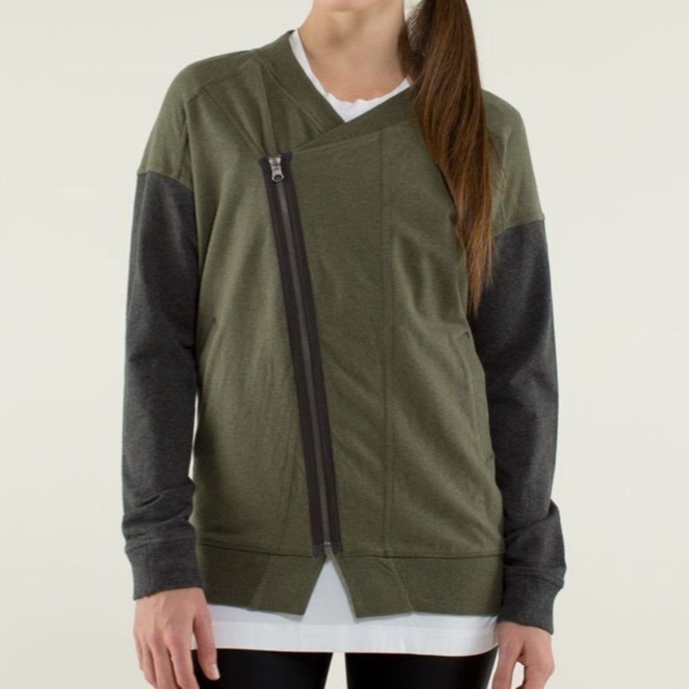 Lululemon Mula Bundle Wrap
Heathered Fatigue Green / Heathered Dark Grey